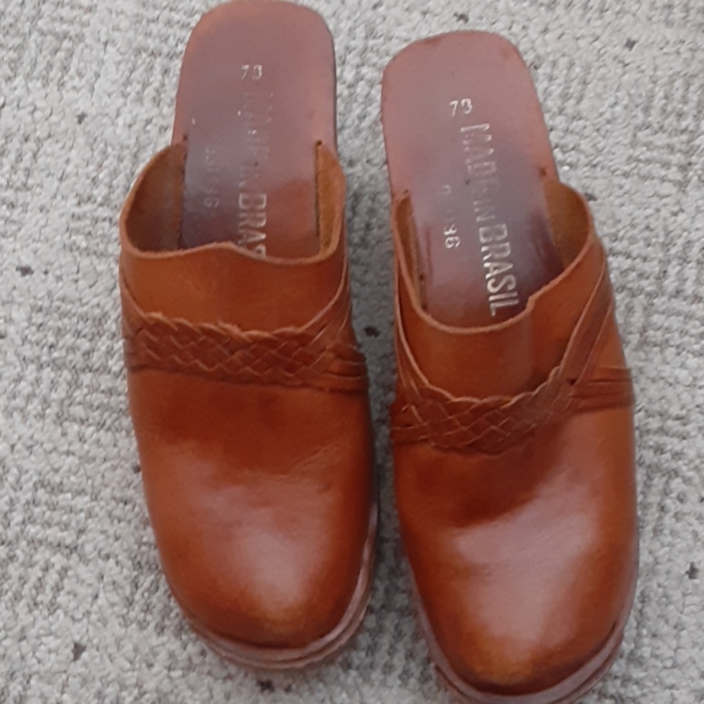 Leather clogs